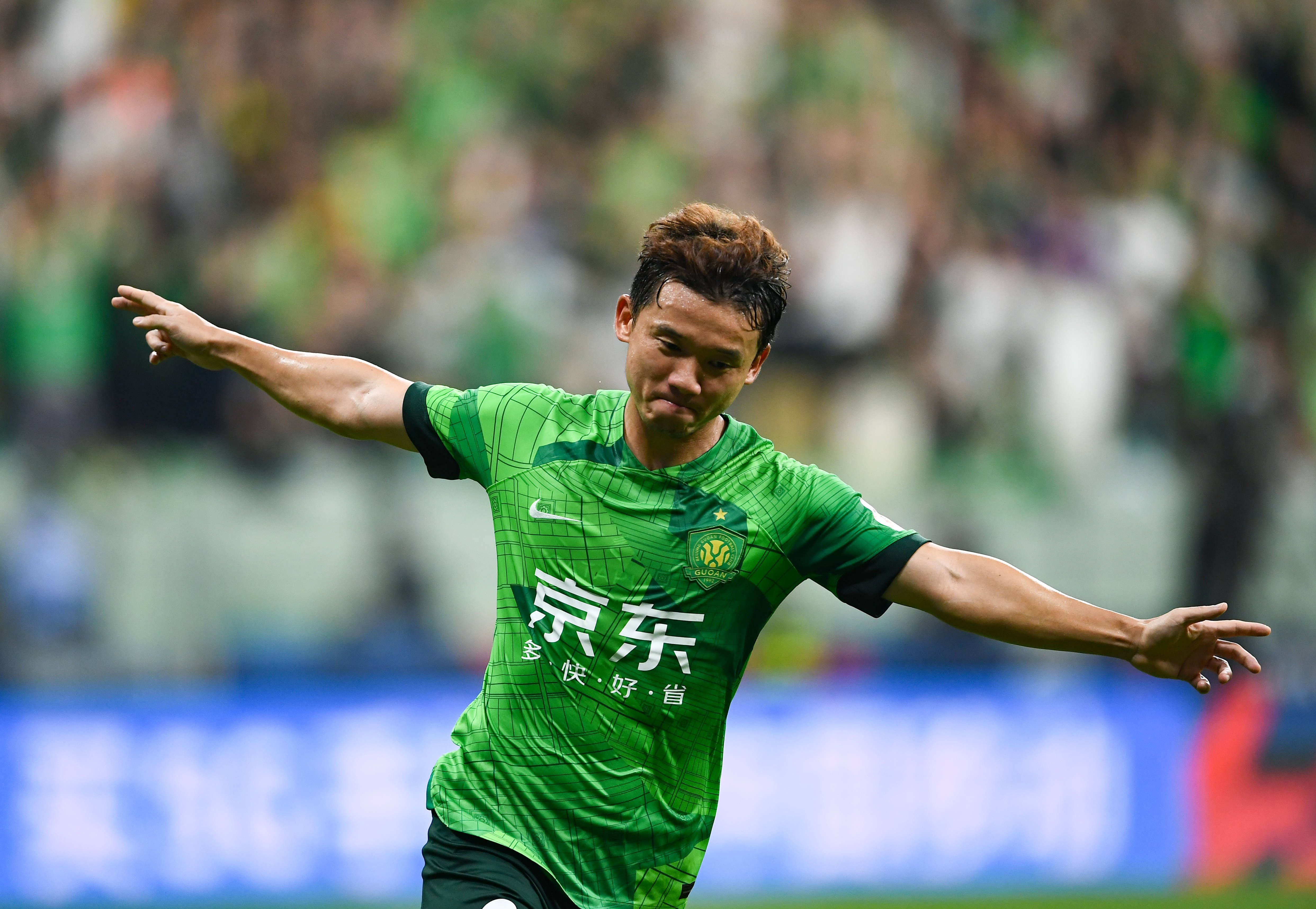 今天谁敢动叶大师一根手指头，给我往死里打。